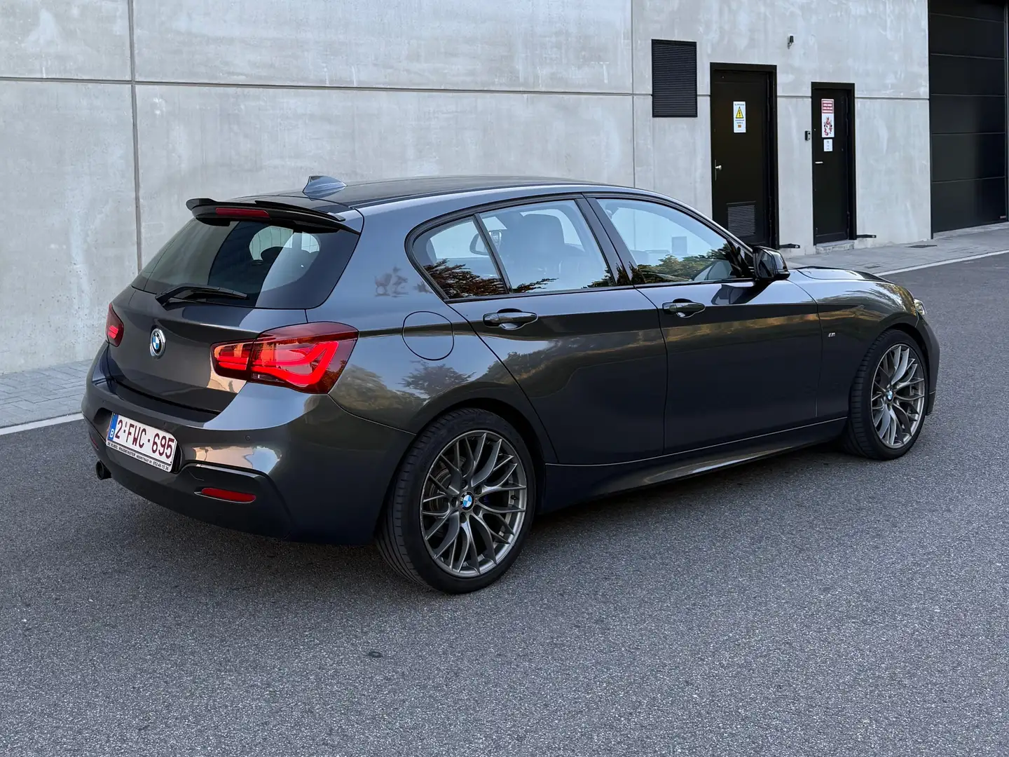 BMW 118 118i Aut. M Sport Grau - 2