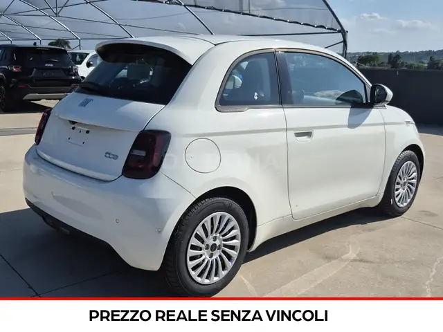 Fiat 500e view 4
