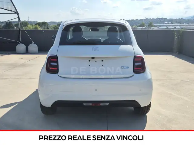 Fiat 500e view 3