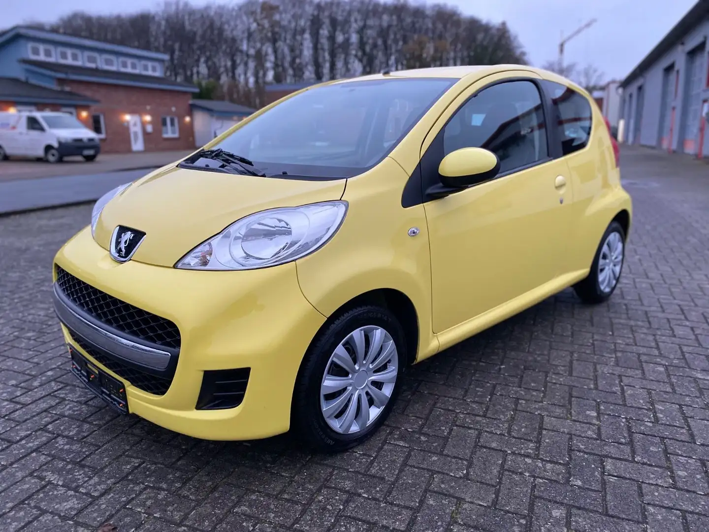 Peugeot 107 Filou 1,0 sparsamer kleiner Flitzer Geel - 1