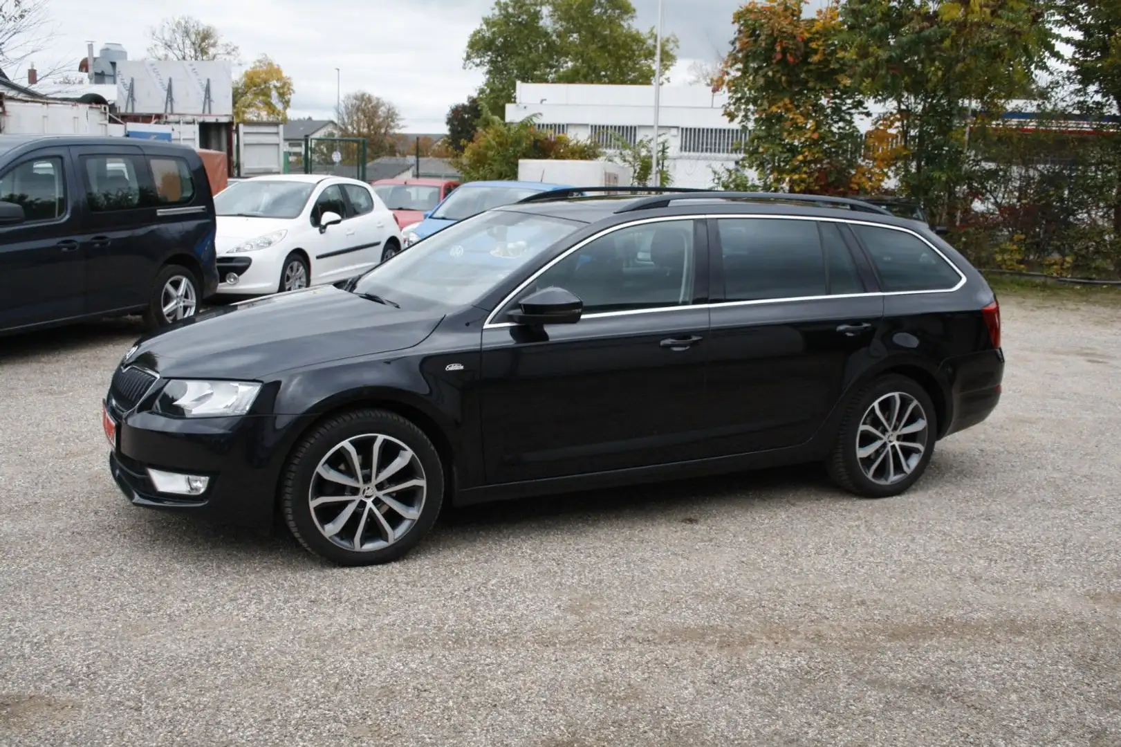 Skoda Octavia Combi Edition*Automatik,Navi*AHk*Allwett Schwarz - 1