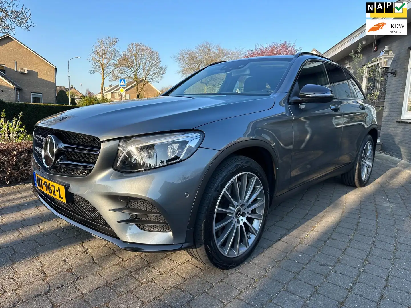 Mercedes-Benz GLC 250 4MATIC, AMG, Pano, Org NL Gris - 1