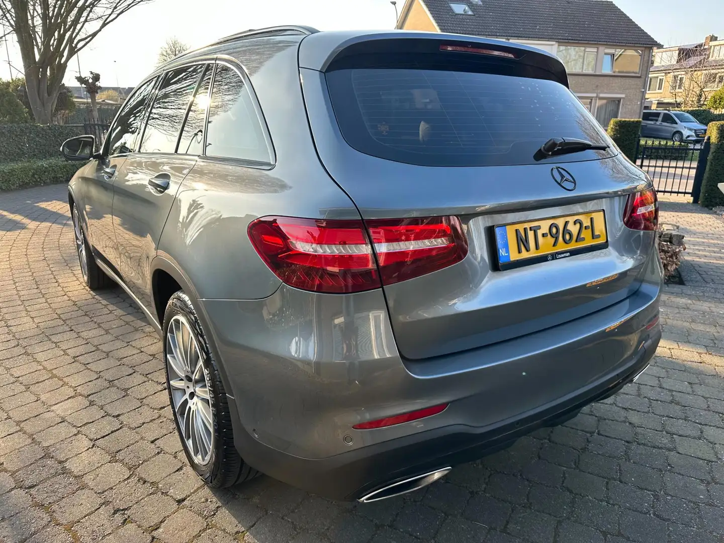 Mercedes-Benz GLC 250 4MATIC, AMG, Pano, Org NL Gris - 2