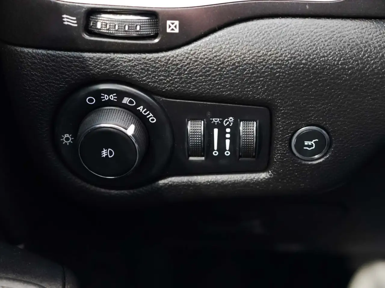 Jeep Cherokee снимка Jeep Cherokee