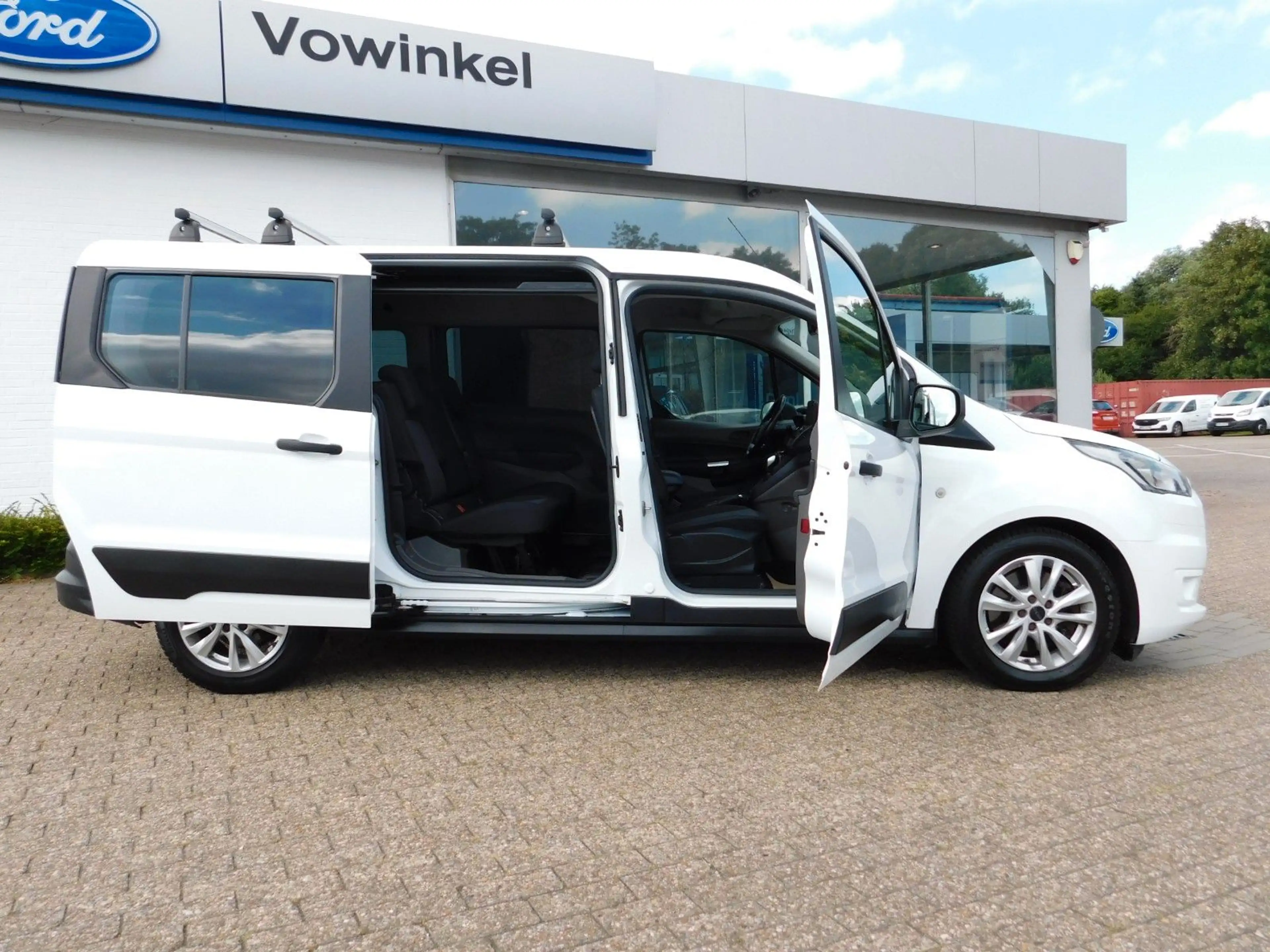 Ford Grand Tourneo Grand TOURNEO CONNECT L2 1.5 EcoBlue+NAV+AHK+RFK — photo 3