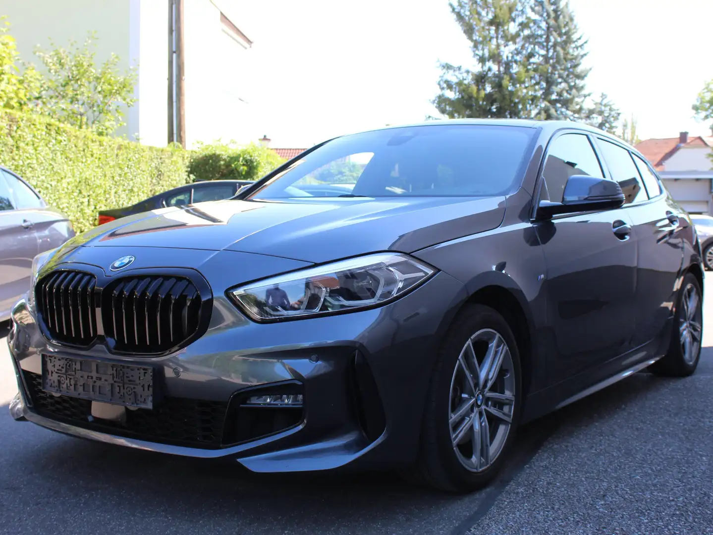 BMW 118 118 i M Sport Aut Viele Extras! Im Kundenauftrag! Grau - 1
