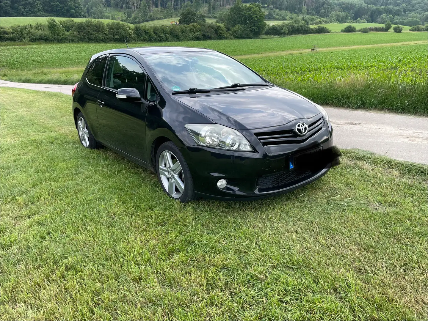 Toyota Auris Club Schwarz - 1
