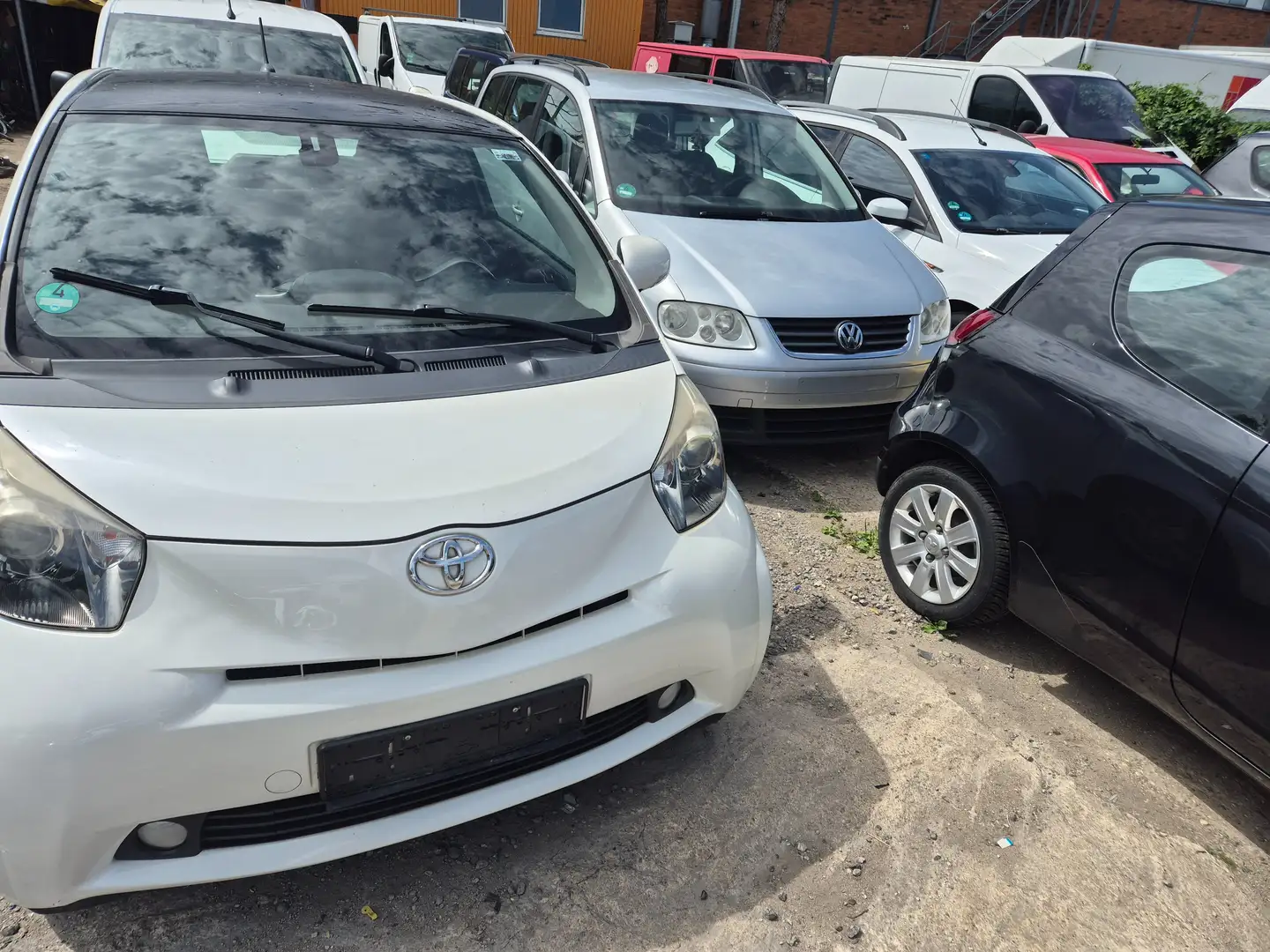 Toyota iQ + Weiß - 1