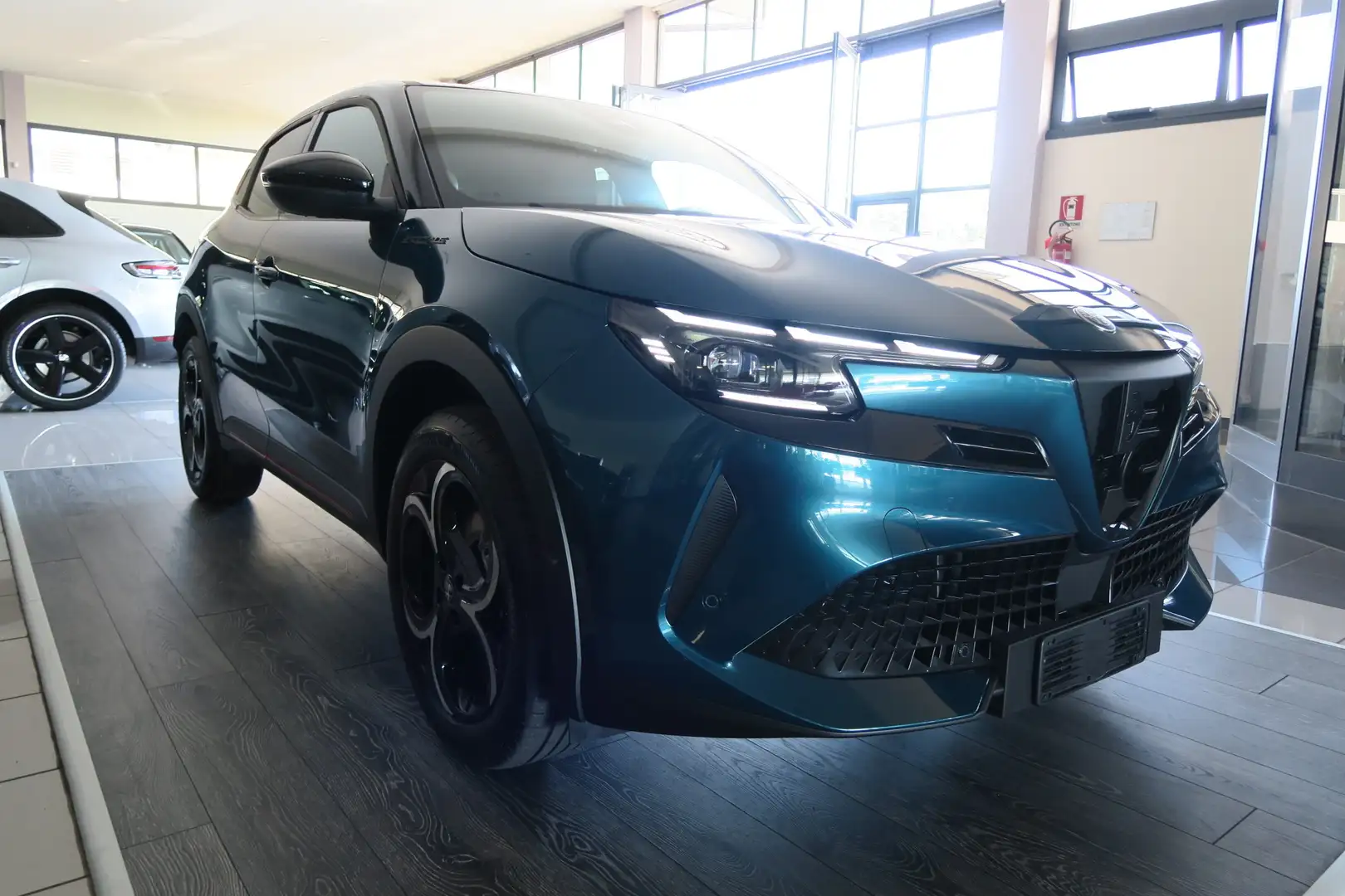 Alfa Romeo Junior Junior 1.2 ibrida Speciale 145cv edct6 Blu/Azzurro - 2