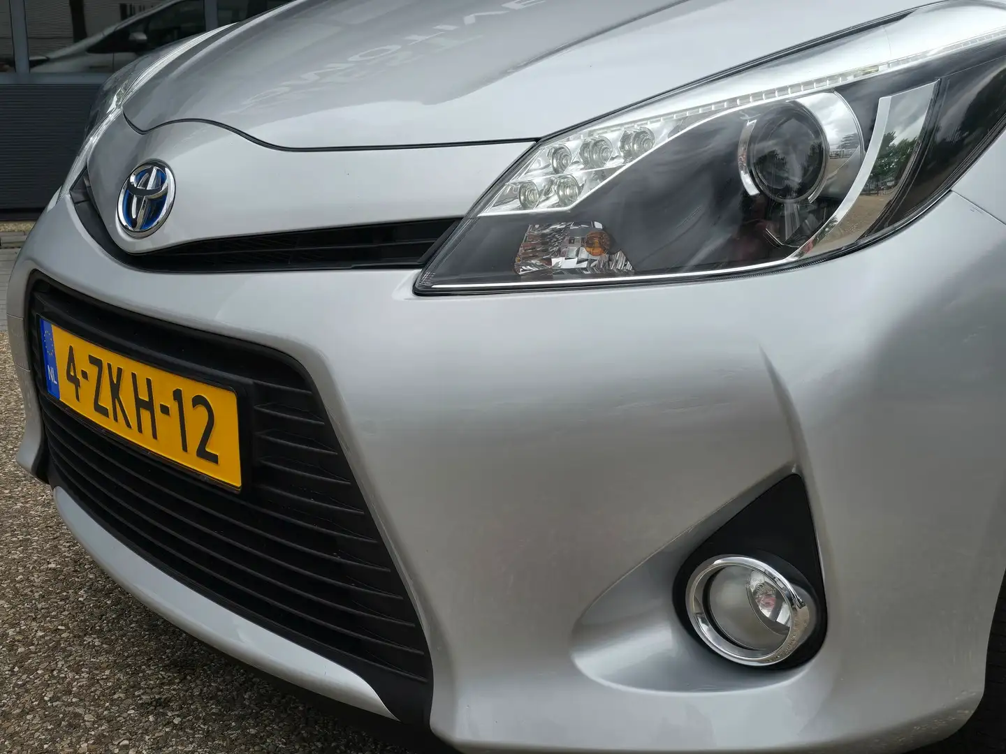 Toyota Yaris 1.5 Full Hybrid Aspiration UITSLUITEND DEALER ONDE Grijs - 2