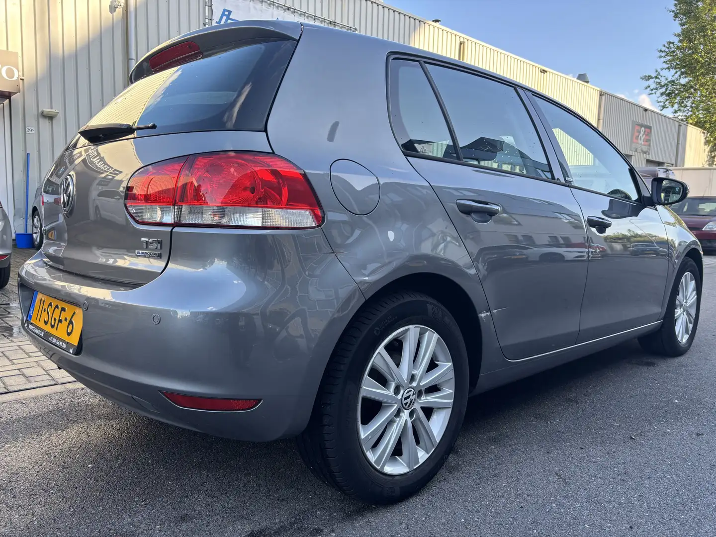 Volkswagen Golf 1.2 TSI Style BlueMotion AUTOMAAT / 159 DKM / DEAL Grau - 2