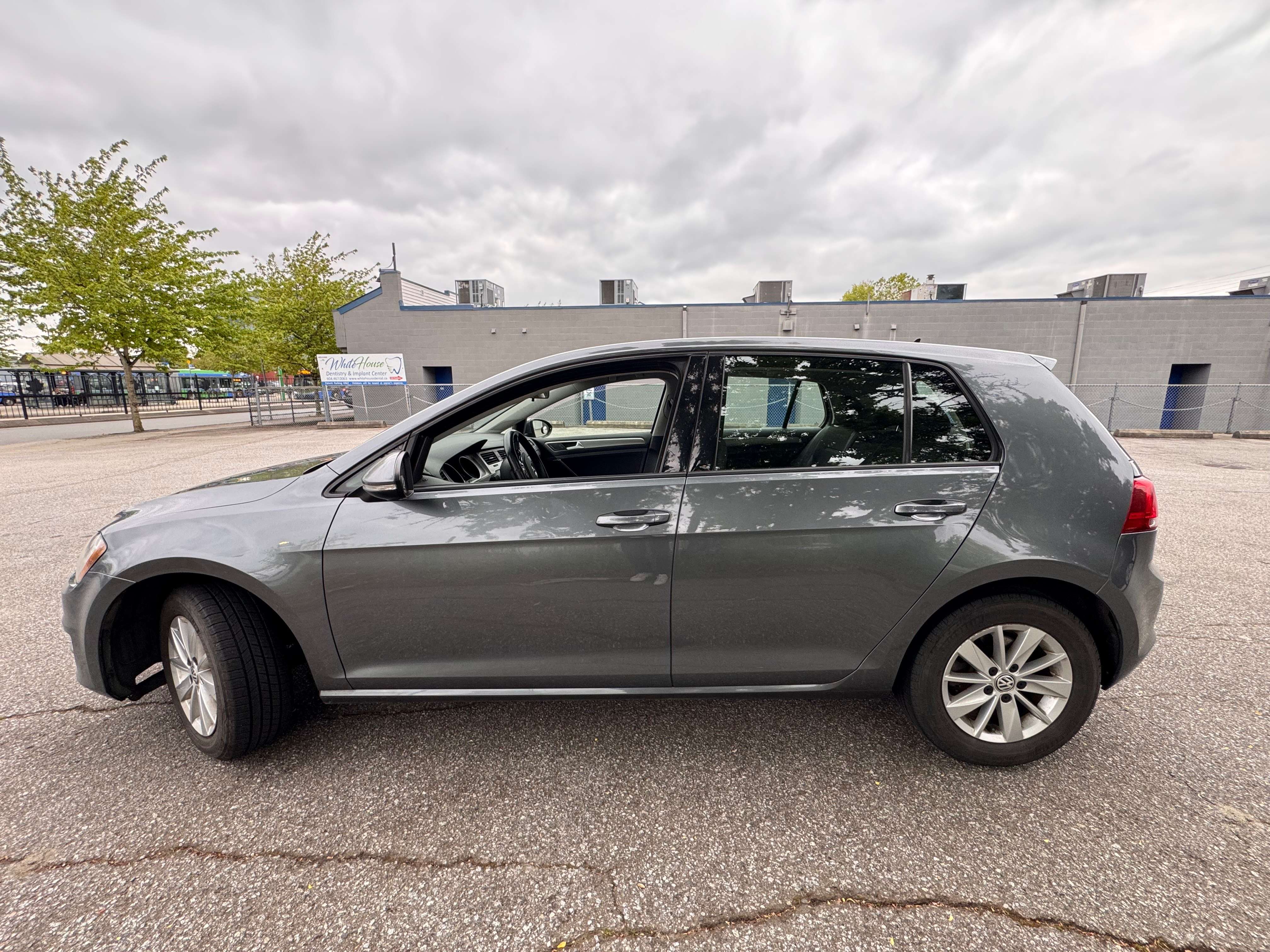 2017 Volkswagen Golf Trendline alt 5