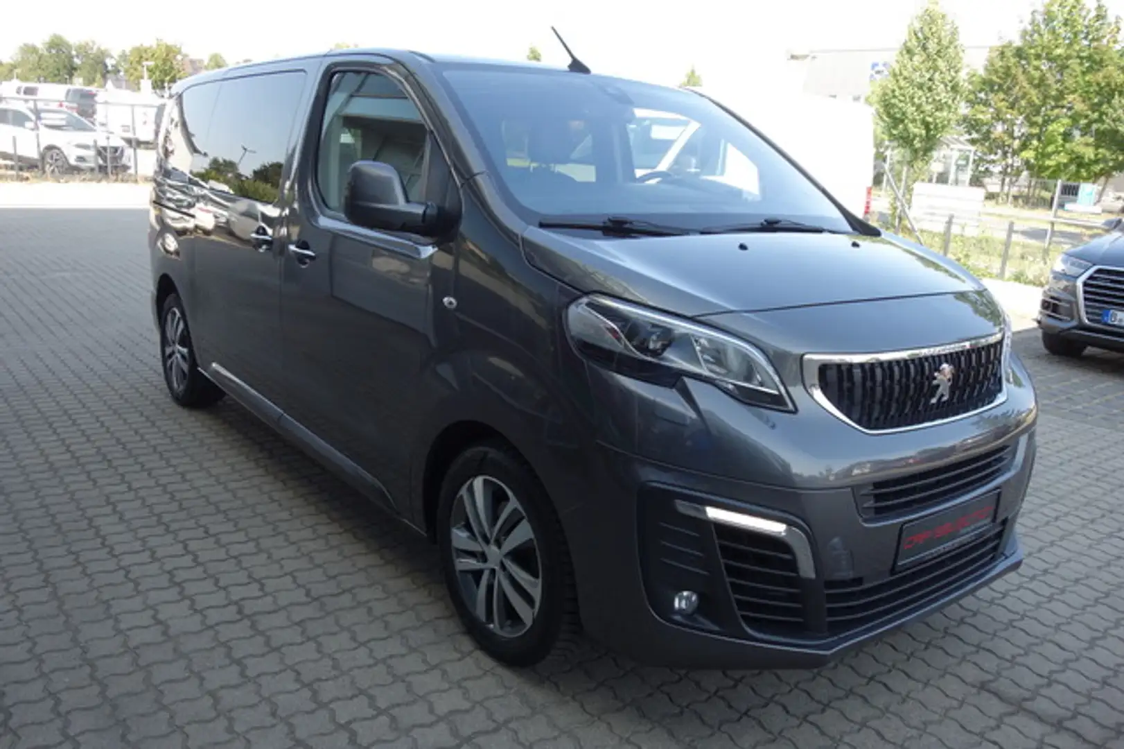 Peugeot Traveller 2,0 HDI Allure L2 3eTÜR/PANO/LEDER/AHK Grau - 2