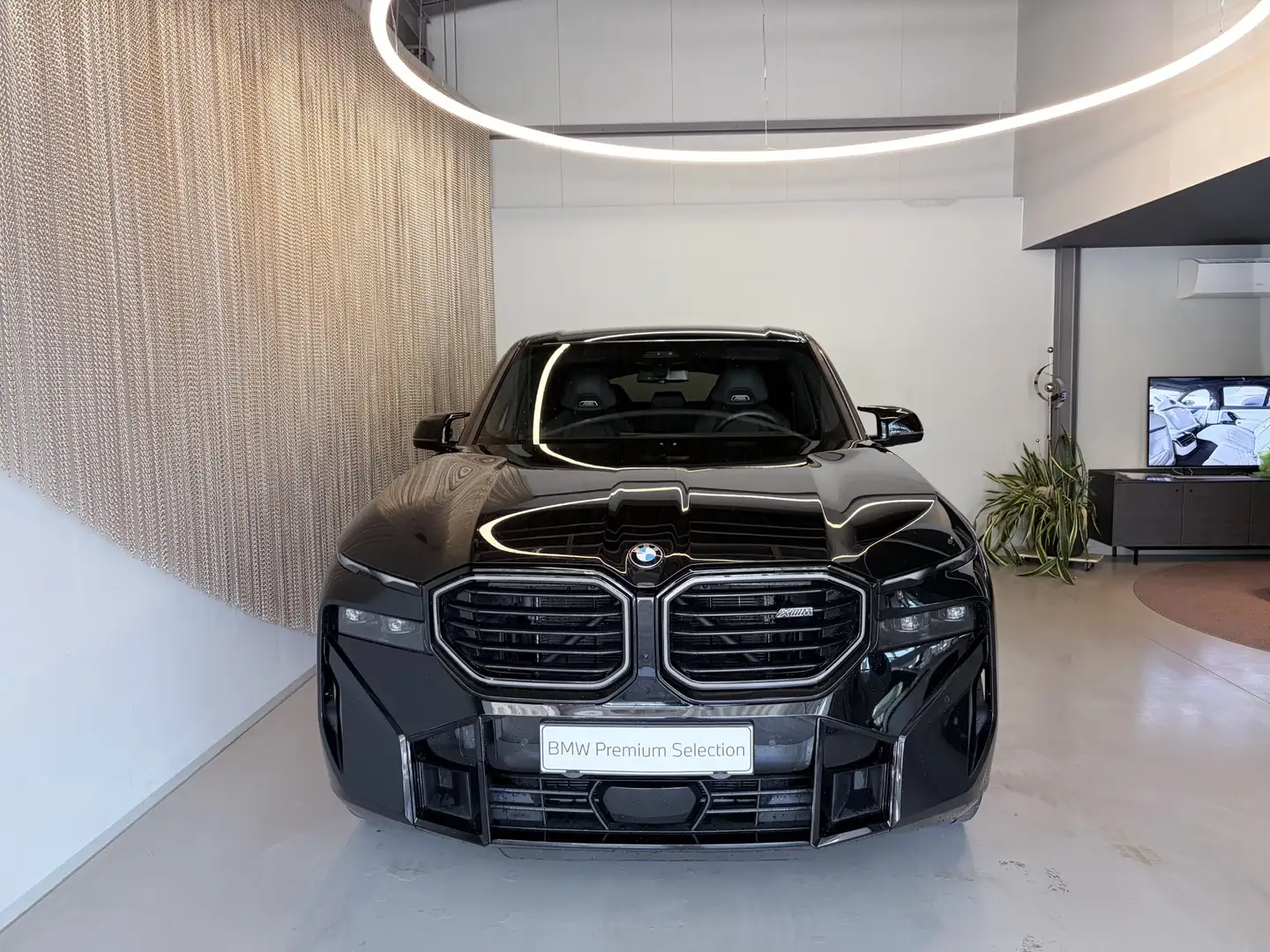 BMW XM 50e Schwarz - 2