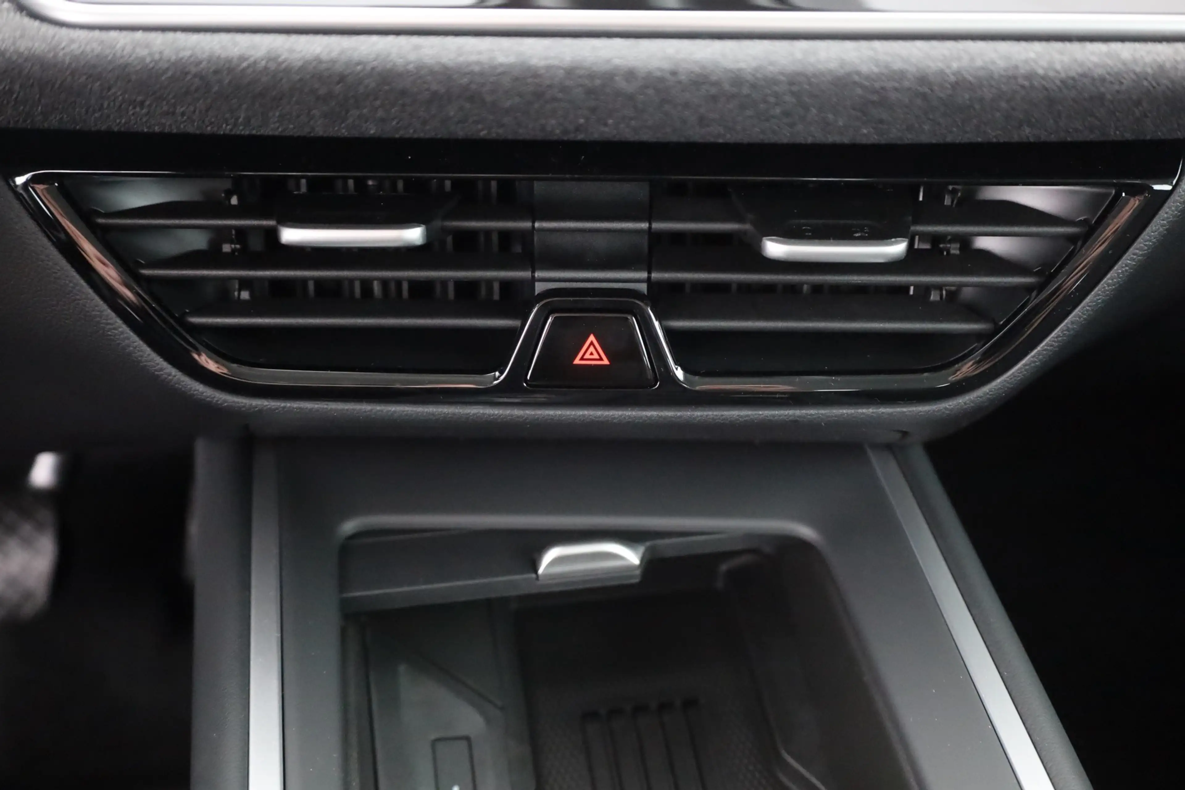 Volkswagen Passat Variant 1.5 eTSI DSG LED ACC AHK — photo 12