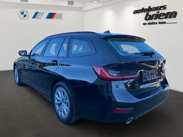 BMW 3 Series view 4