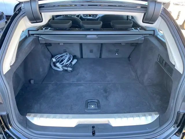 BMW 3 Series view 12