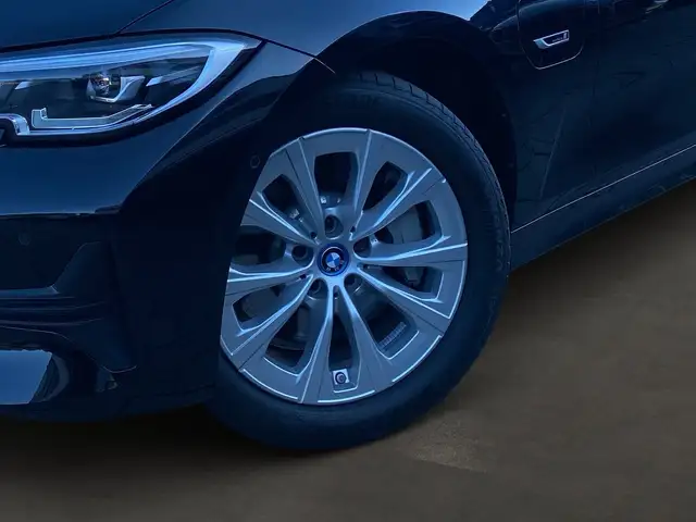 BMW 3 Series view 6