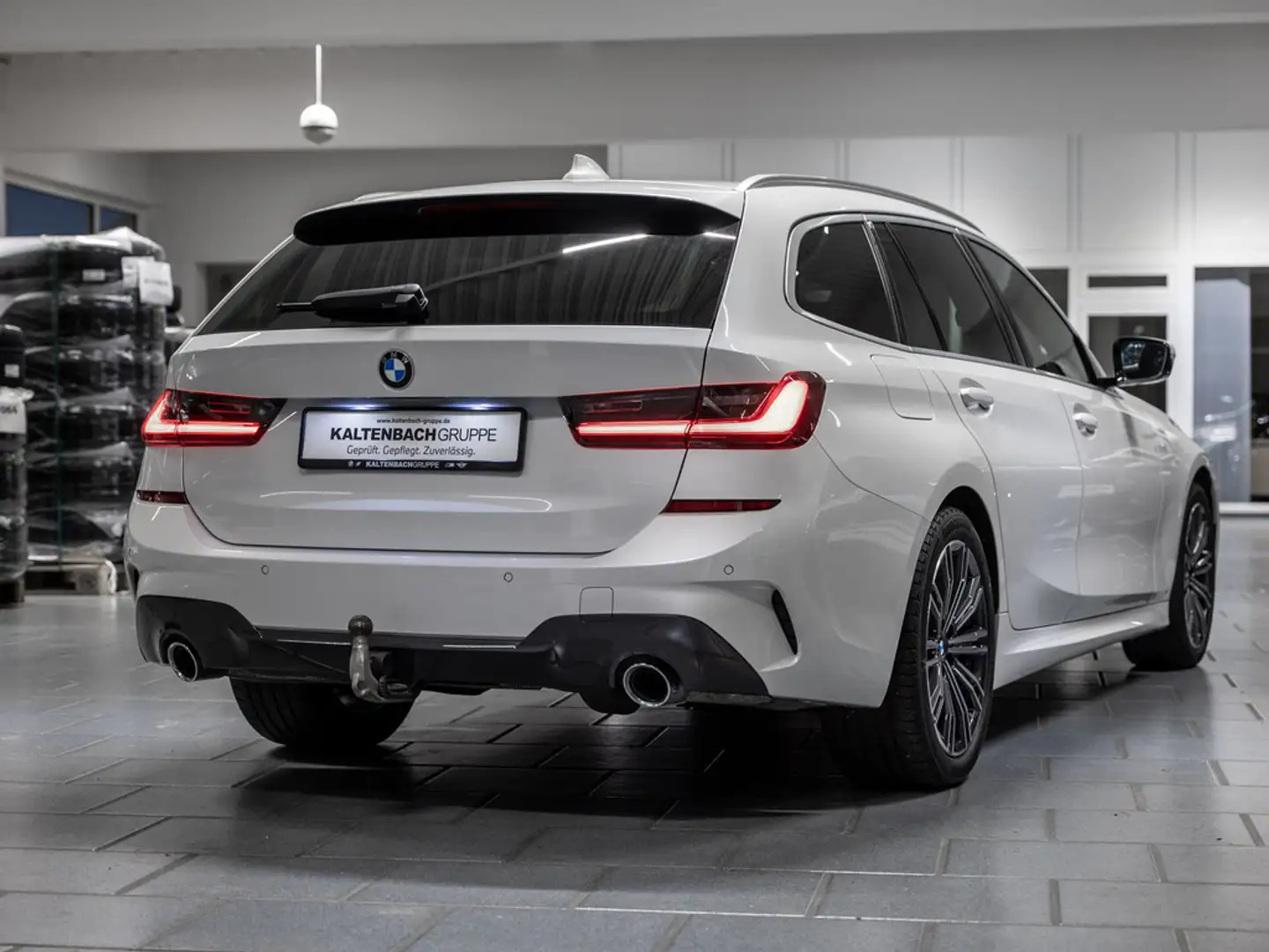 BMW 320 d Touring xDrive M-Sport AHK LASER LED SHZ Wit - 2