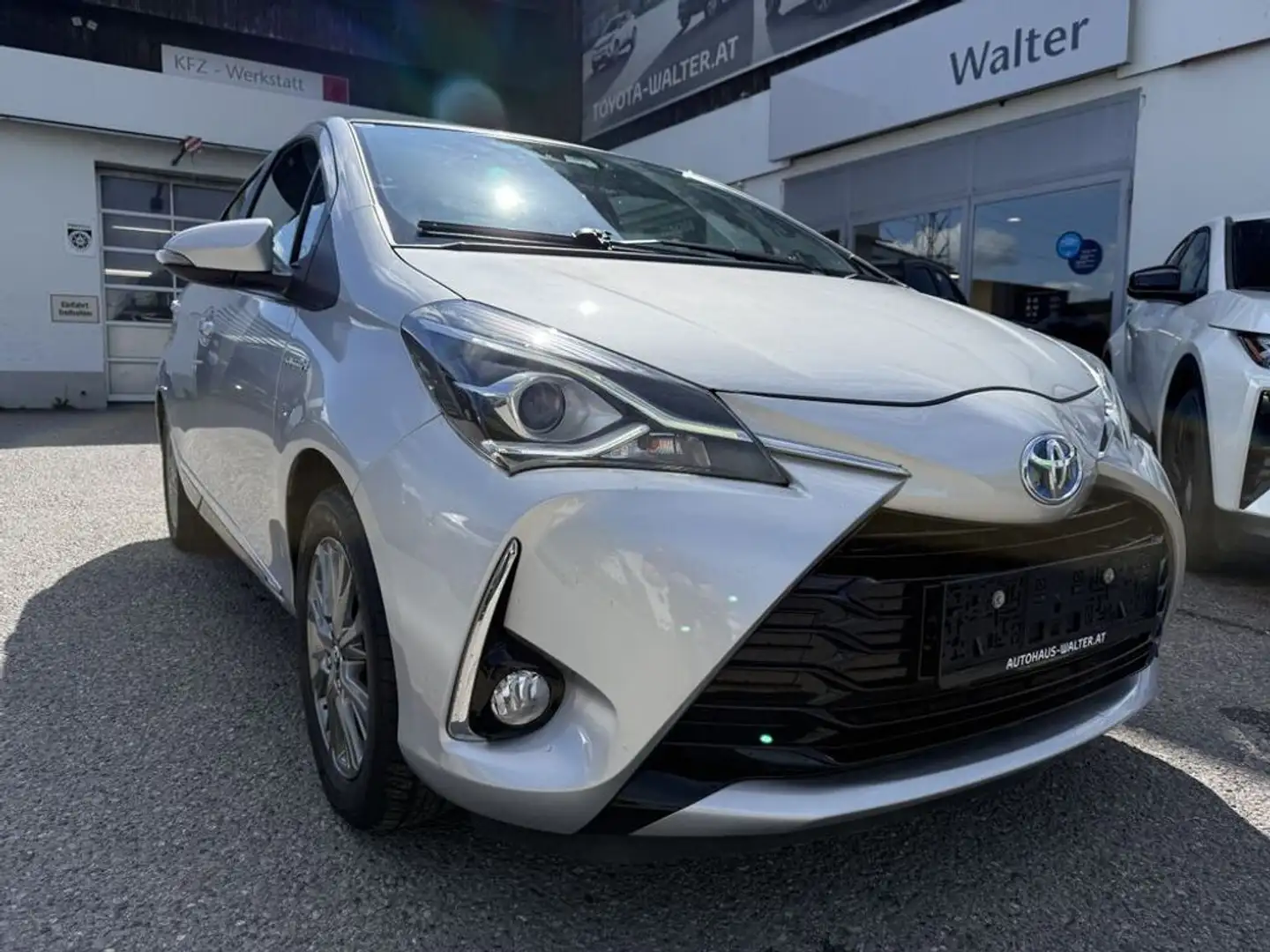 Toyota Yaris Hybrid Active Silber - 2