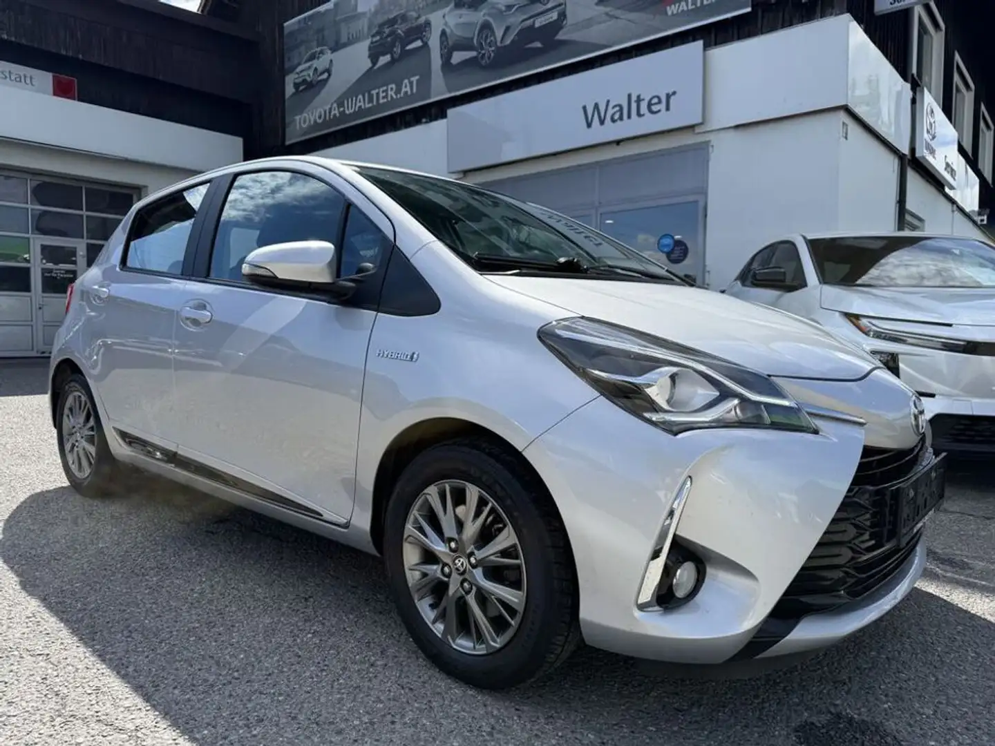 Toyota Yaris Hybrid Active Silber - 1