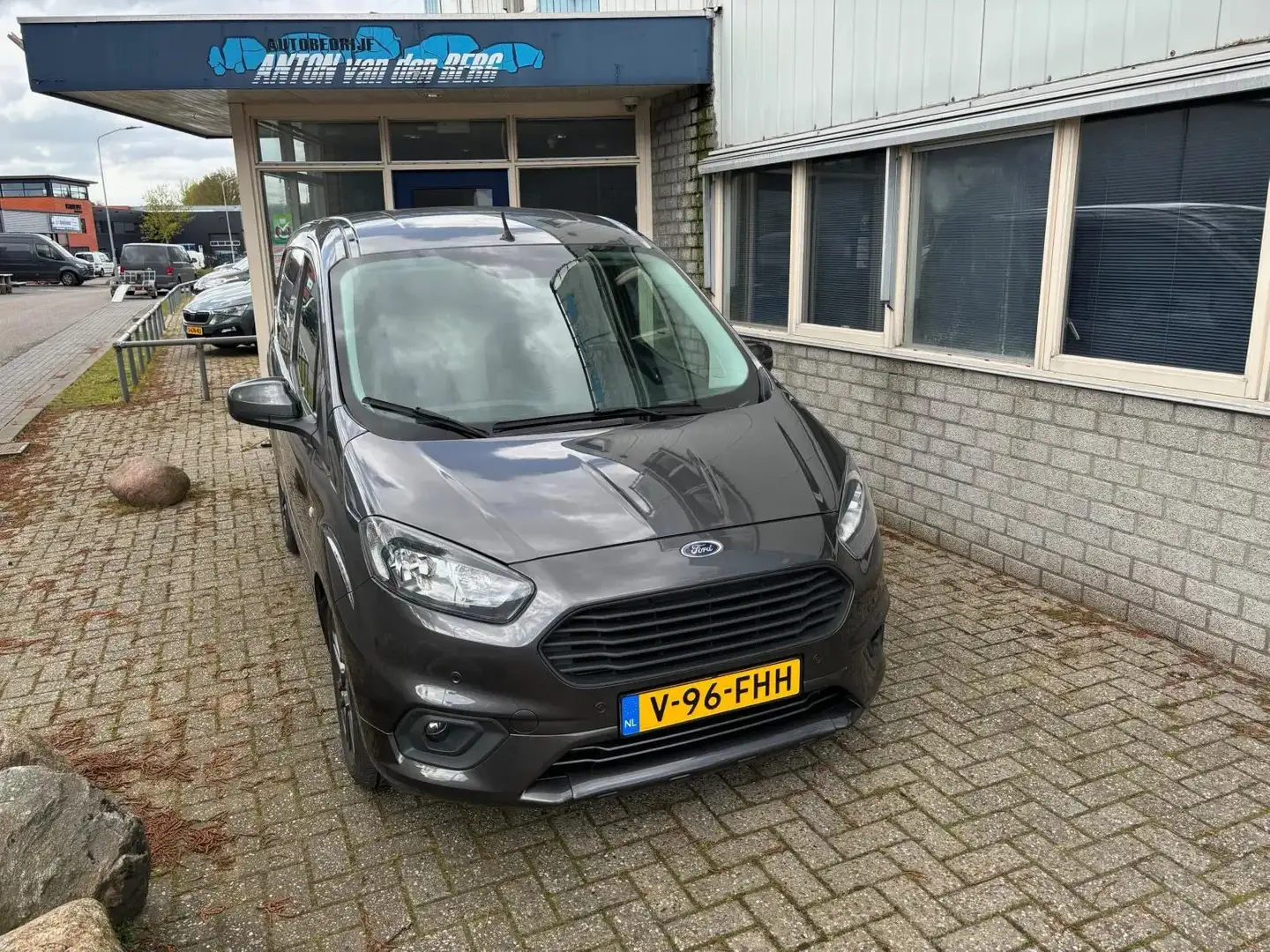Ford Transit Courier 1.0 Limited S&S Grijs - 1