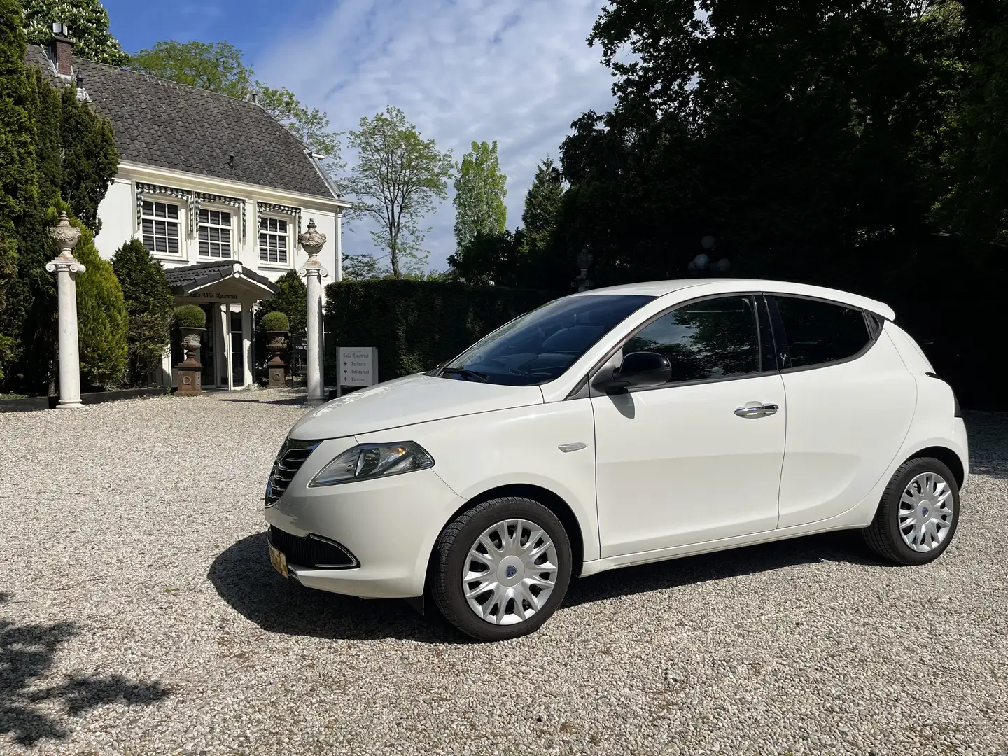Lancia Ypsilon 0.9 TwinAir Gold (BT-audio|APK 6-26|cruise|airco) Wit - 1