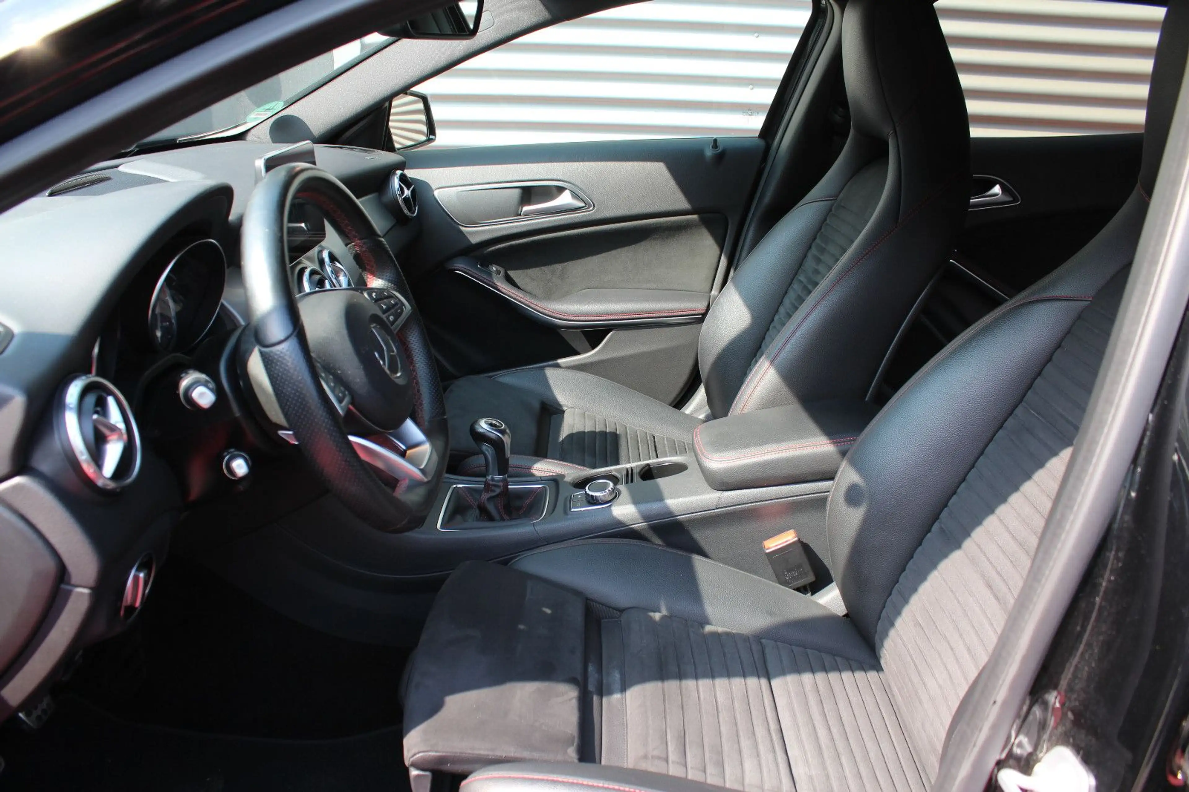Mercedes-Benz GLA 200 AMG-STYLING NIGHT AHK PDC NAVI 19.ZOLL — photo 9