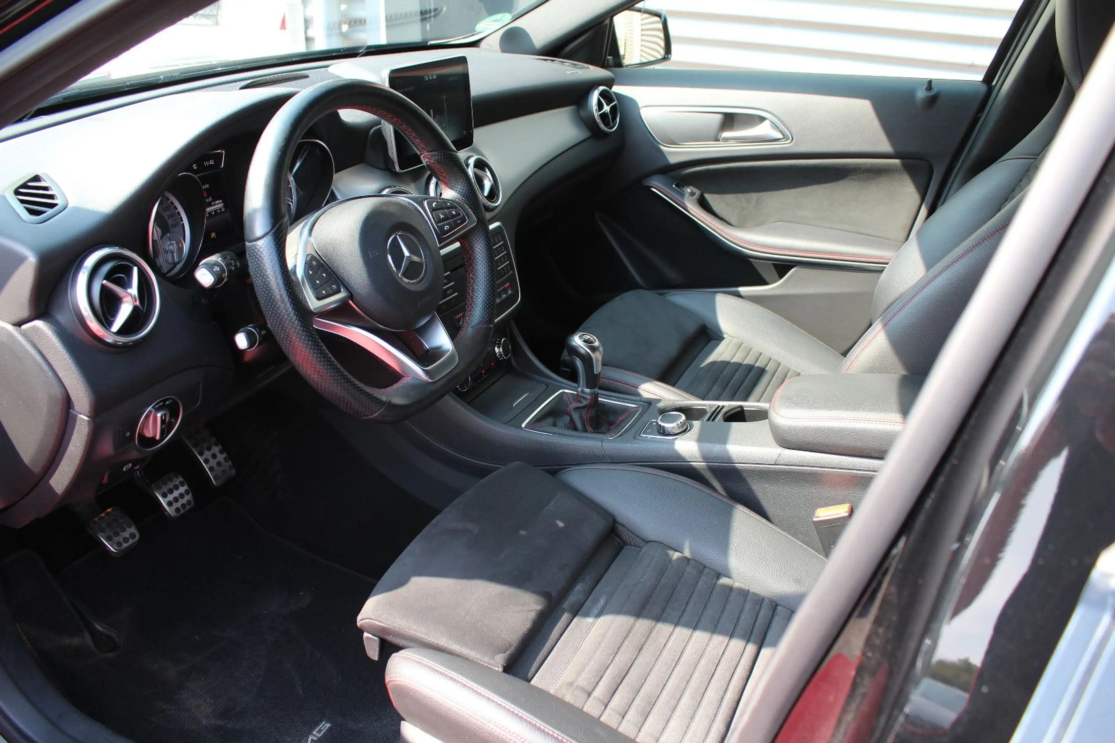 Mercedes-Benz GLA 200 AMG-STYLING NIGHT AHK PDC NAVI 19.ZOLL — photo 5