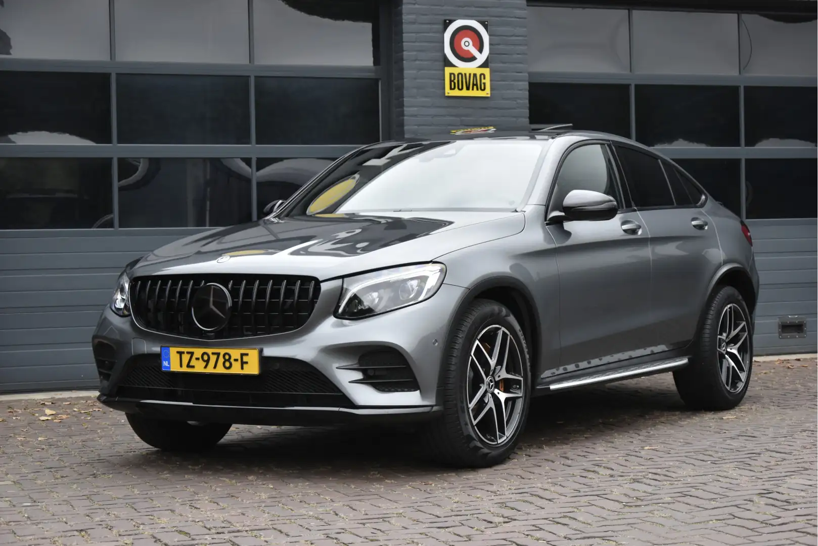 Mercedes-Benz GLC 250 Coupé 4MATIC Premium Plus AMG Grijs - 2