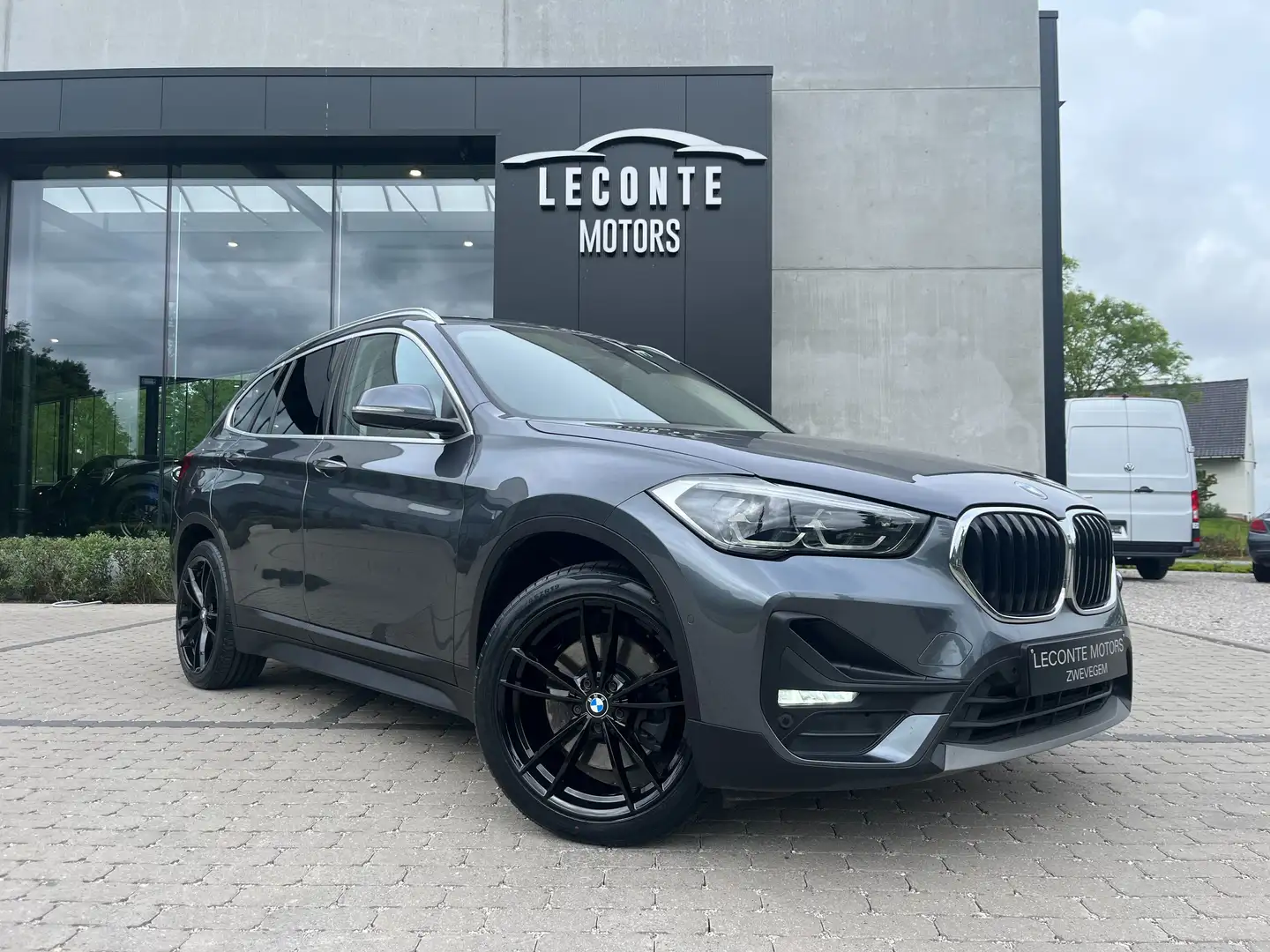 BMW X1 1.5iA xDrive25e Hybride Memoryseats/Leder/Camera Grijs - 1