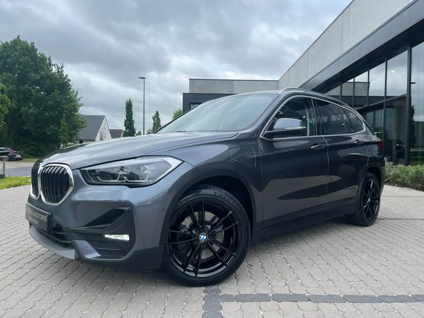 BMW X1 1.5iA xDrive25e Hybride Memoryseats/Leder/Camera Grijs - 2