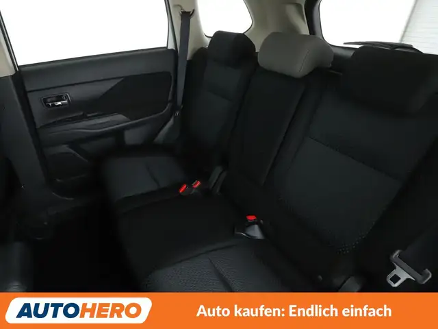 Mitsubishi Outlander view 14