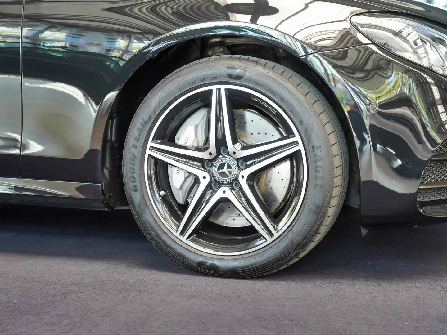 Mercedes-Benz E 300 E 300 de T AMG Line Night Burmester Schiebedach Schwarz - 2