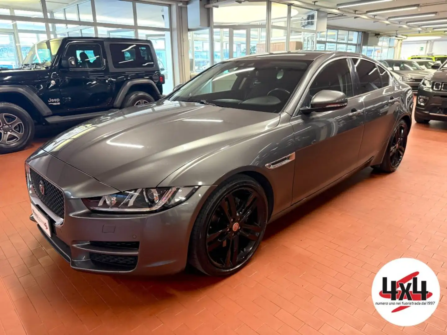 Jaguar XE 2.0 D 180 CV Auto. Grau - 1