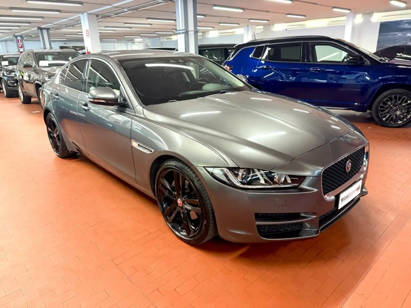 Jaguar XE 2.0 D 180 CV Auto. Grau - 2