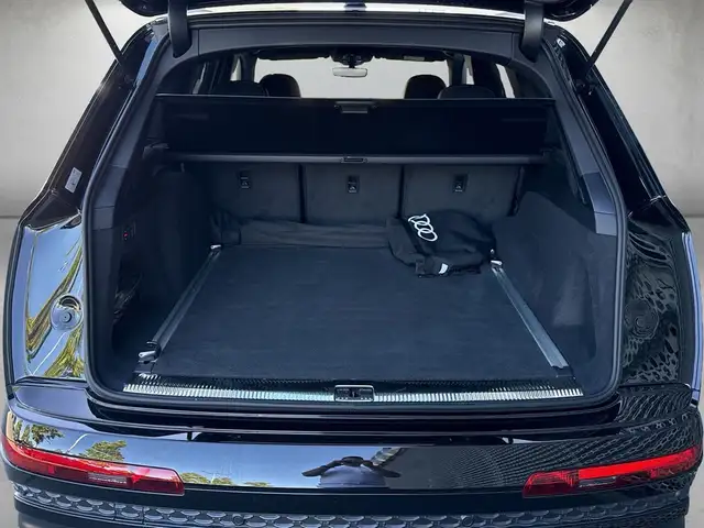 Audi Q7 view 5