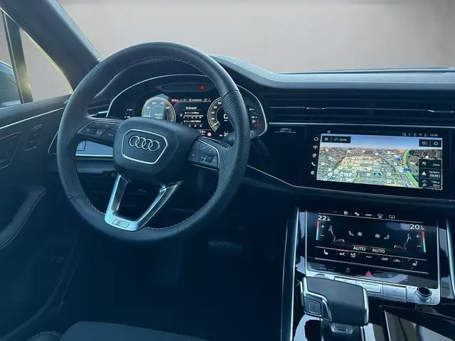 Audi Q7 view 7