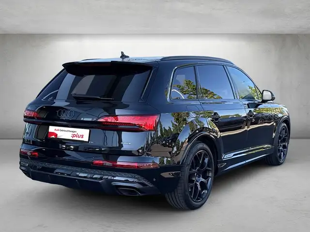 Audi Q7 view 3