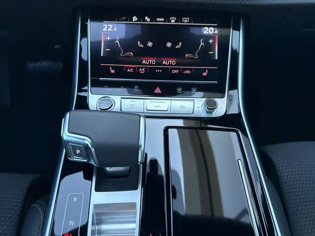 Audi Q7 view 9