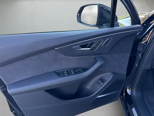 Audi Q7 view 6