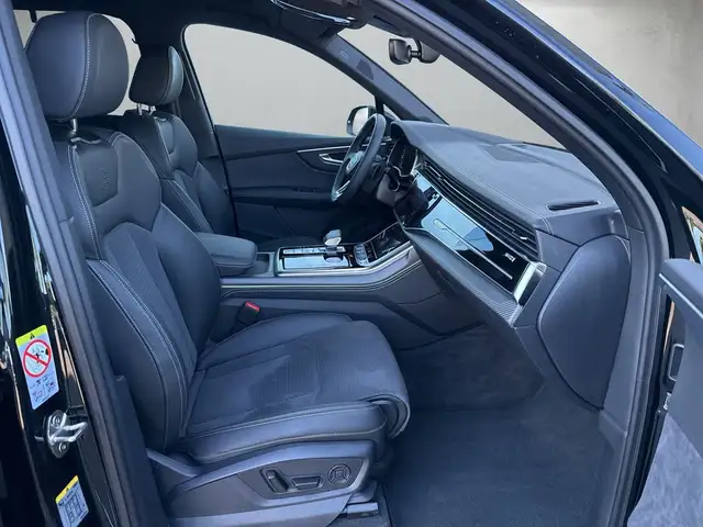 Audi Q7 view 13
