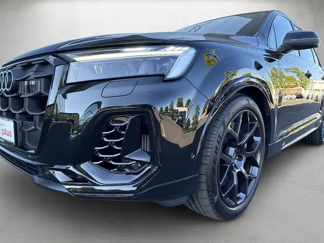 Audi Q7 view 4