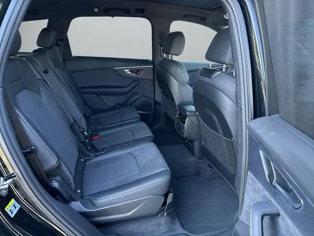 Audi Q7 view 12