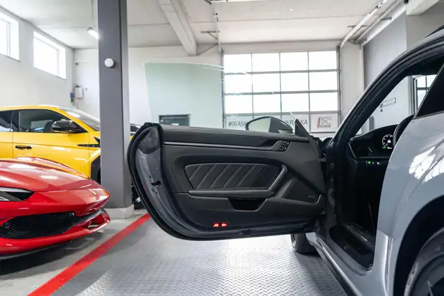 Porsche 911 view 13