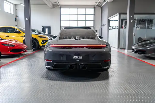 Porsche 911 view 7
