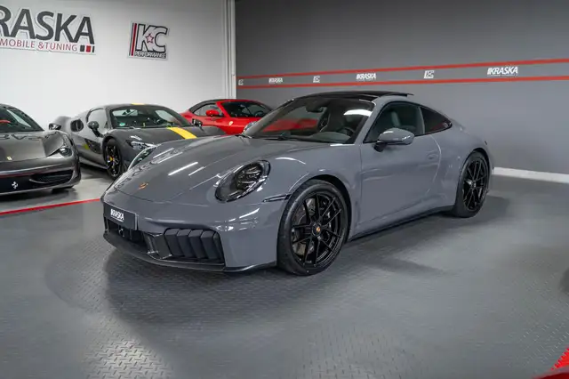 Porsche 911 view 3