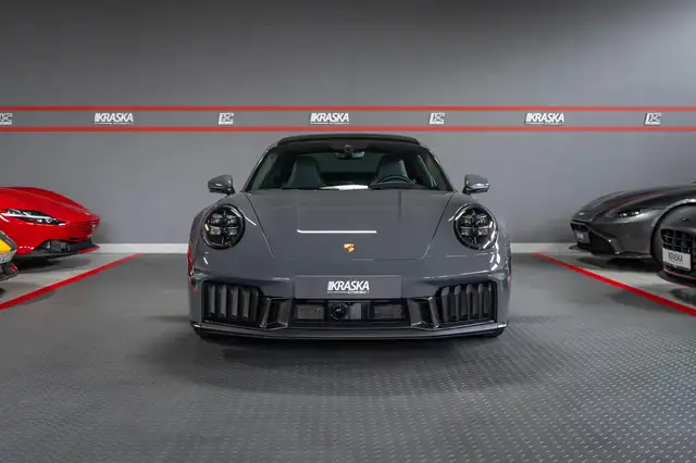 Porsche 911 view 4