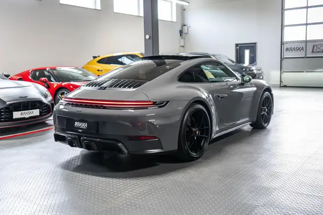 Porsche 911 view 6