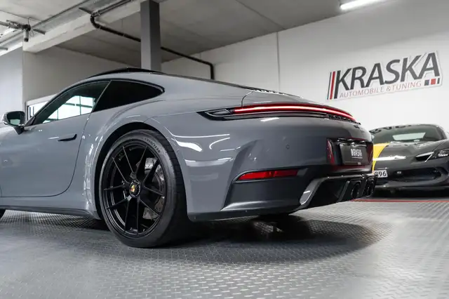 Porsche 911 view 9